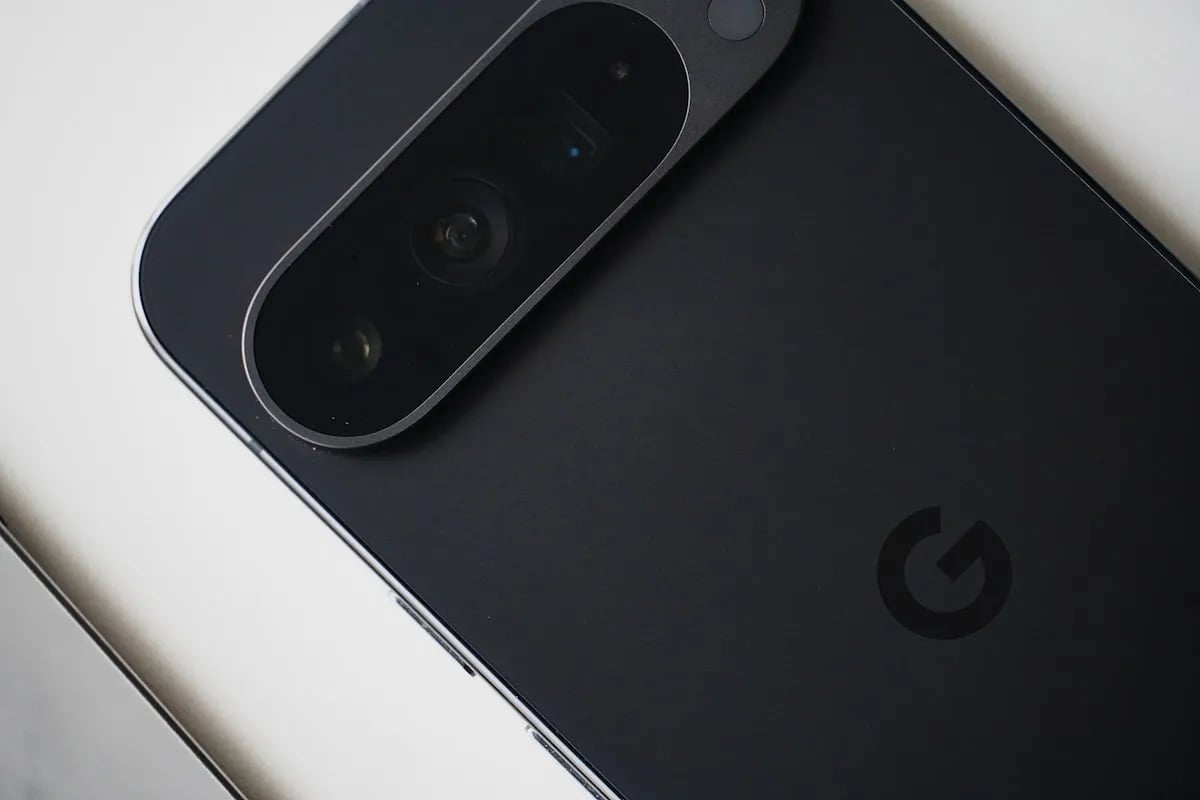 Android смартфон с логотипом Google